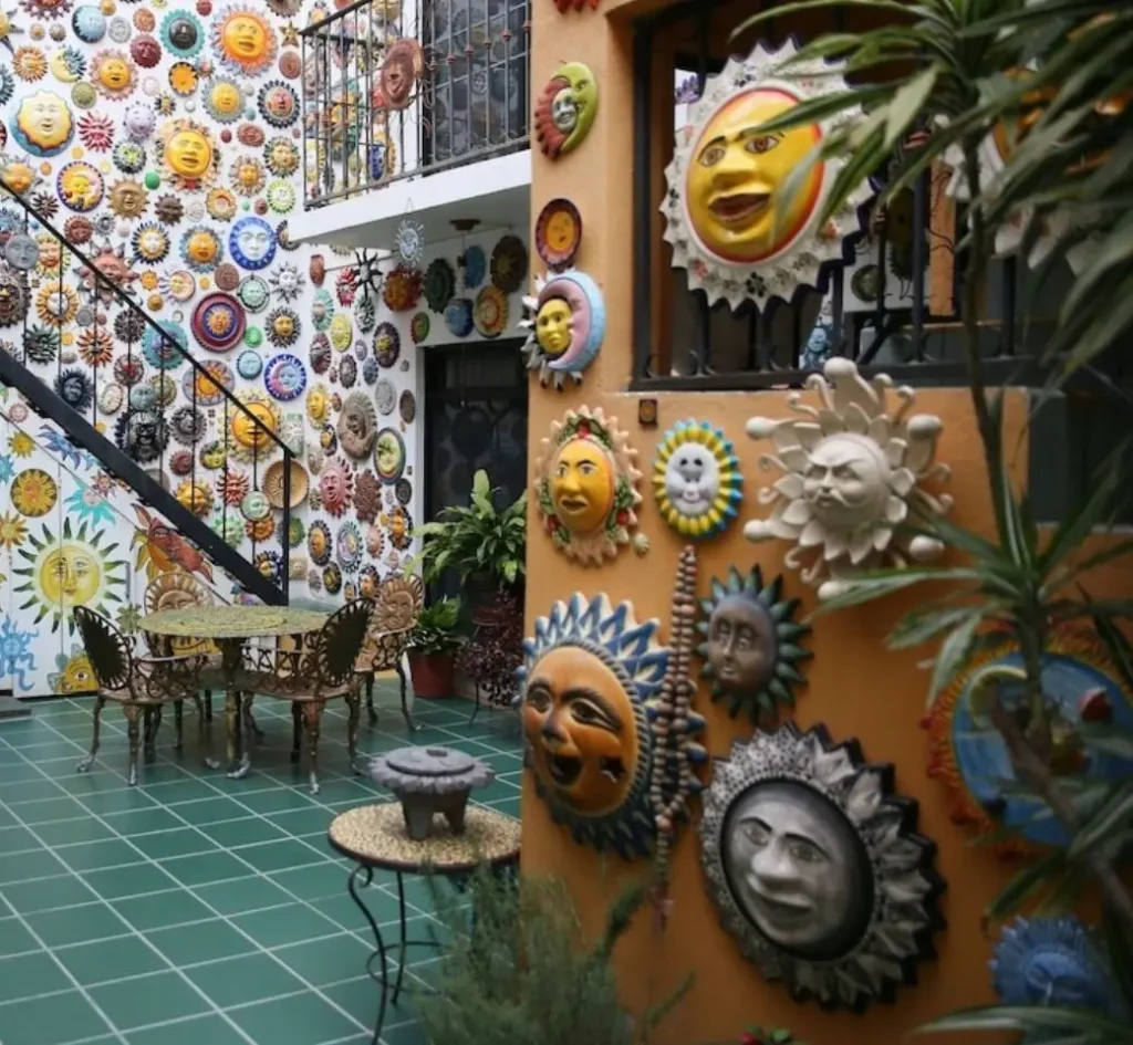 Habitación estándar - Casa de los soles - Patio con soles en las paredes